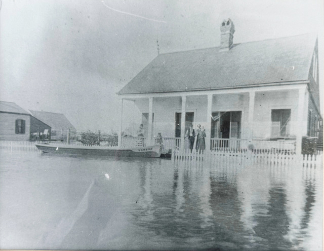 Historical photograph of flooding in Gretna during The Great Crevasse in 1891.
